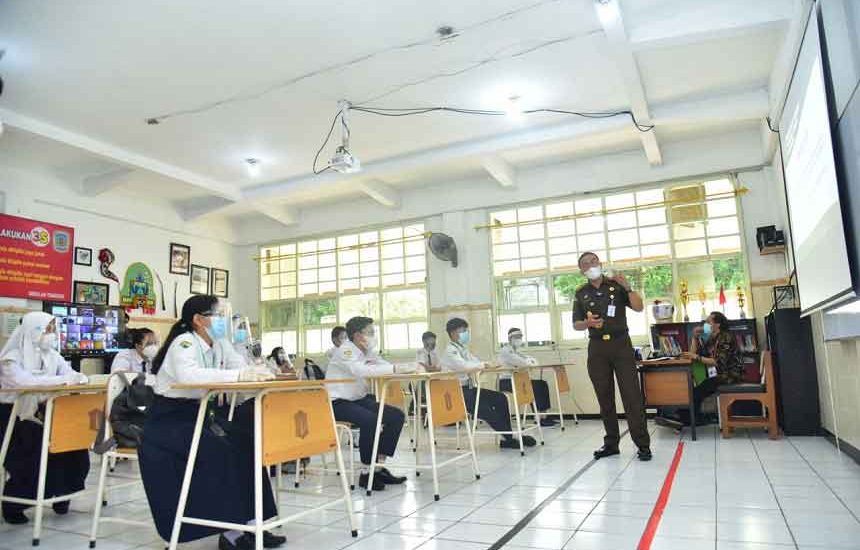 Jaksa Tanjung Perak Masuk Sekolah