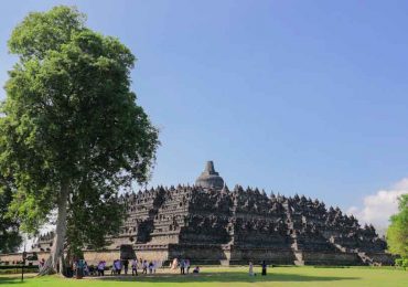 Nikmati Heritage Borobudur dengan Campervan