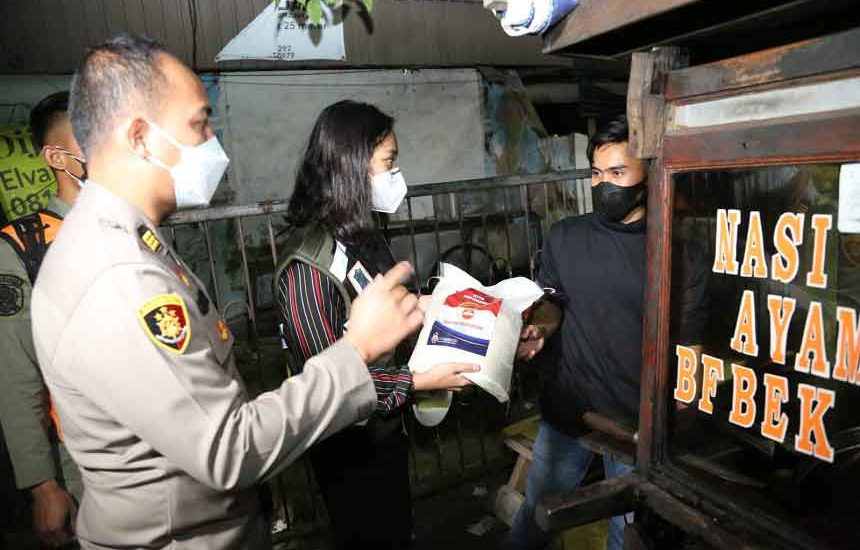 Edukasi PPKM Sembari Bagi Sembako