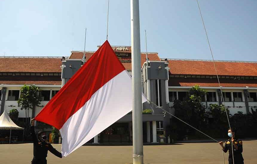 Bendera Merah Putih Satu Tiang Penuh Selama Sebulan