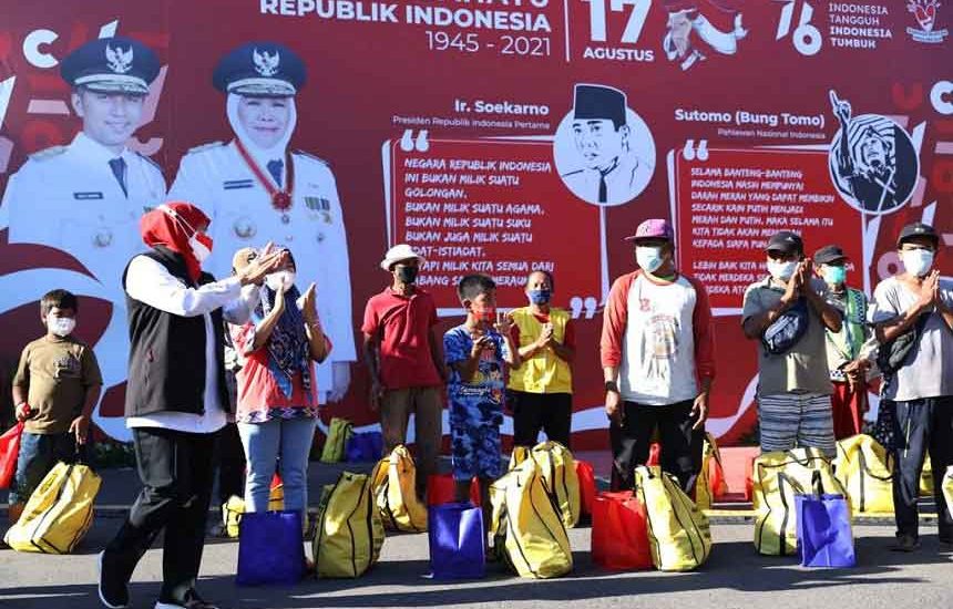 Berbagi Sembako Warga Sekitar Grahadi