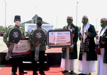 Bank Jatim Serahkan 2 Mobil Wak Muqidin