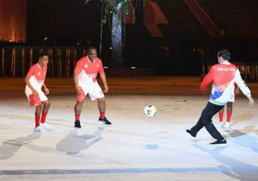 Aksi Presiden Jokowi Main Bola