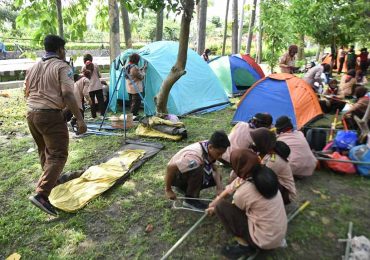 Kemah di Hutan Kota Balas Klumprik