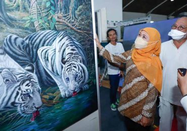 Khofifah Buka Pasar Seni Lukis Indonesia