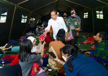 Jokowi Kunjungi Tenda Pengungsi