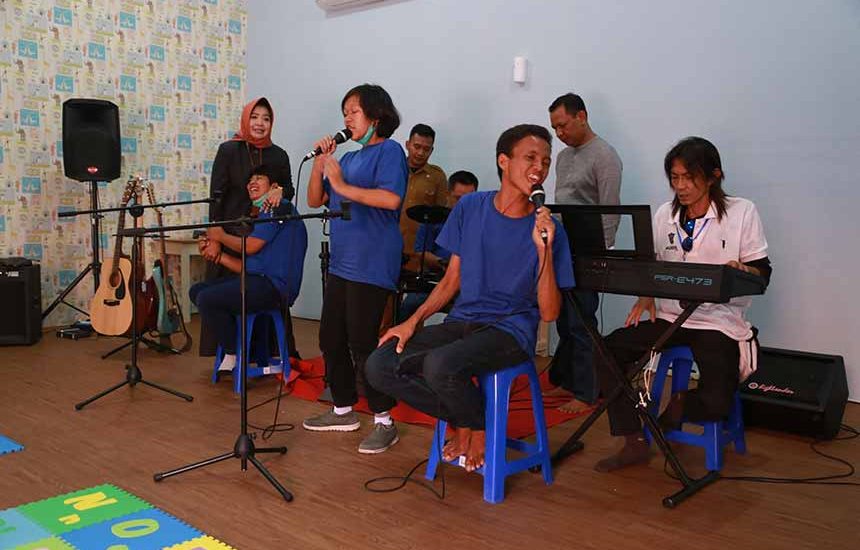 Latih Kreatifitas Disabilitas di Rumah Anak Prestasi Surabaya