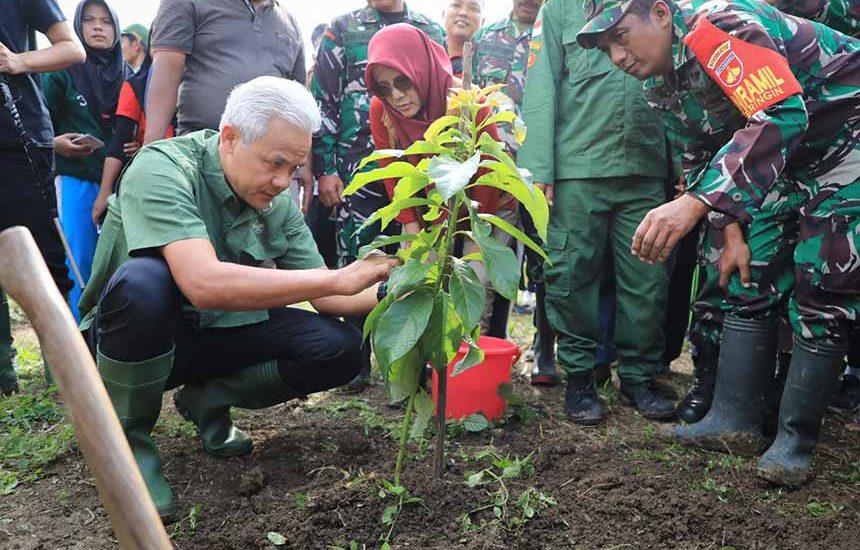 Ganjar dan Warga Tanam 15 Ribu Pohon