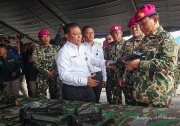 Menhan Serahkan Senjata Pindad ke Marinir