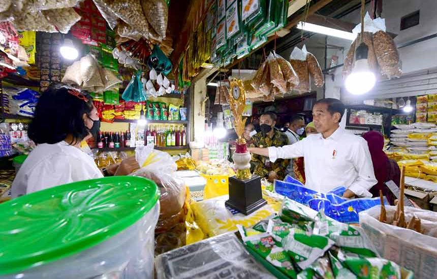 Jokowi Cek Harga di Pasar Wonokromo