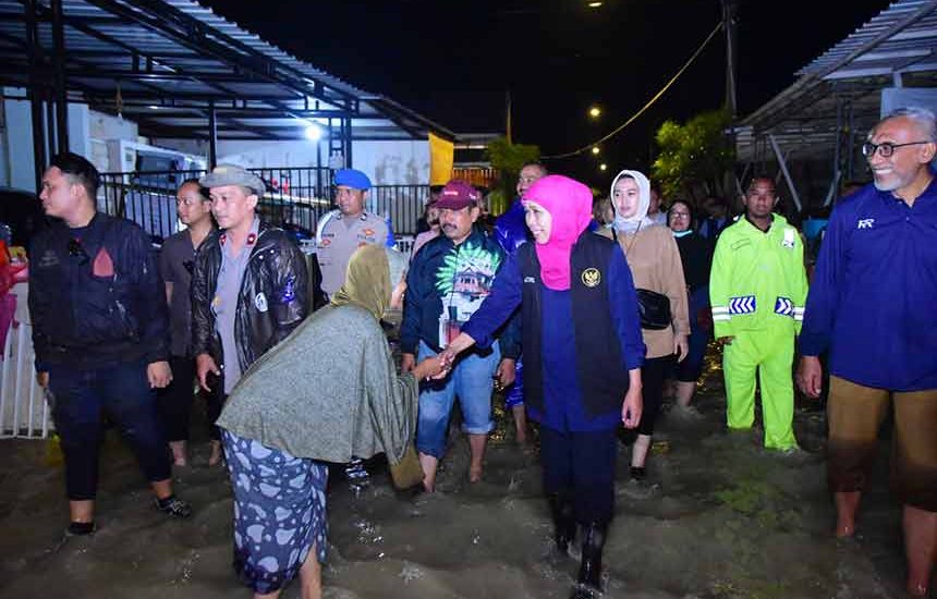 Khofifah Gerak Cepat Tinjau Banjir Gresik