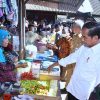 Jokowi Beli Cabai di Pasar Mendenrejo