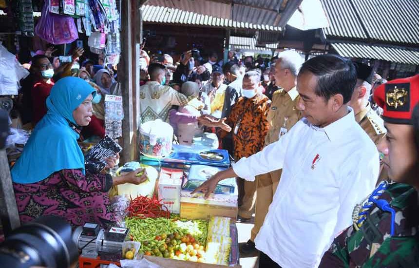 Jokowi Beli Cabai di Pasar Mendenrejo