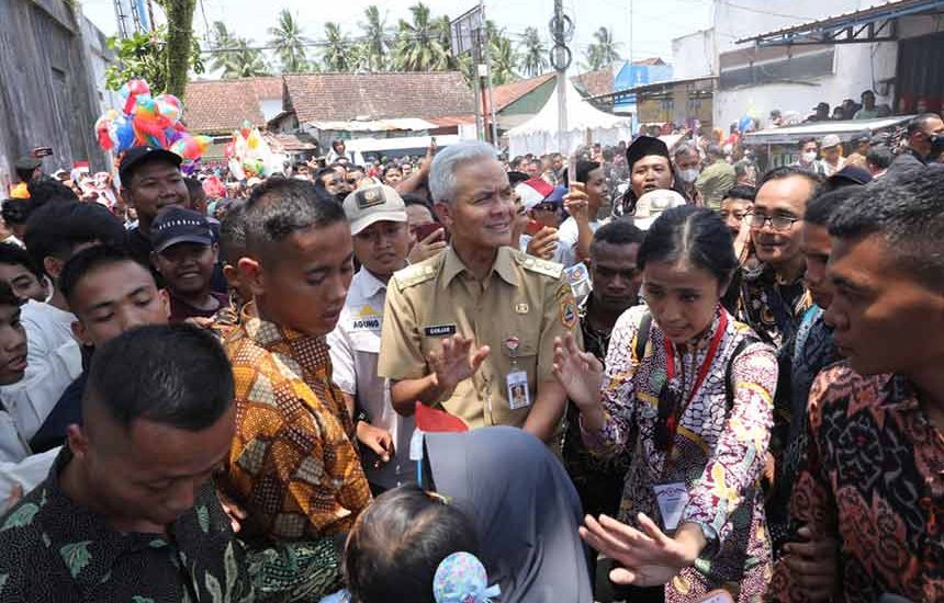 Ganjar Blusukan Pasar Bareng Jokowi