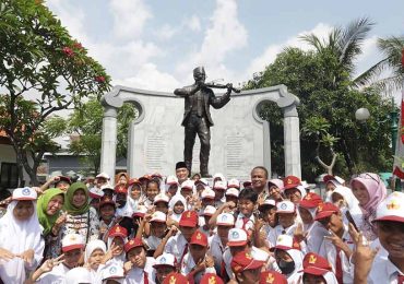 Indonesia Raya Wajib Diputar di Sekolah