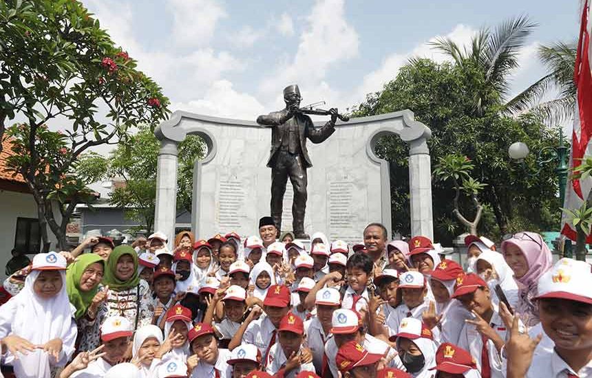 Indonesia Raya Wajib Diputar di Sekolah