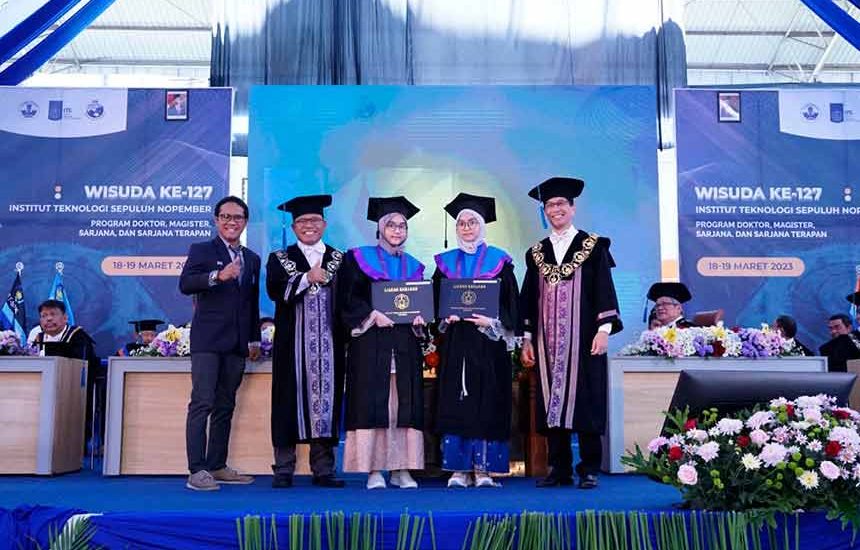 Mahasiswa Kembar ITS Lulus Cumlaude