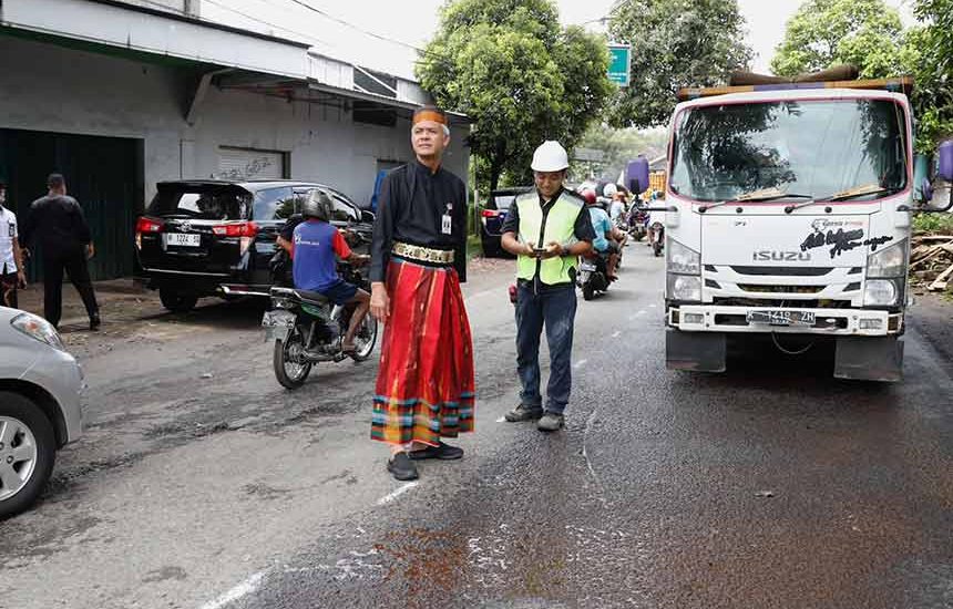 Ganjar Sempatkan Cek Jalan di Jepara