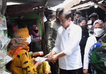 Jokowi dan Ibu Iriana ke Pasar Tuban