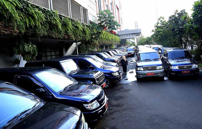 Plat Merah Wajib Parkir di Balai Kota