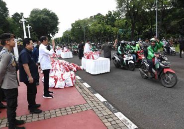 Sembako untuk Ojol di Depan Istana