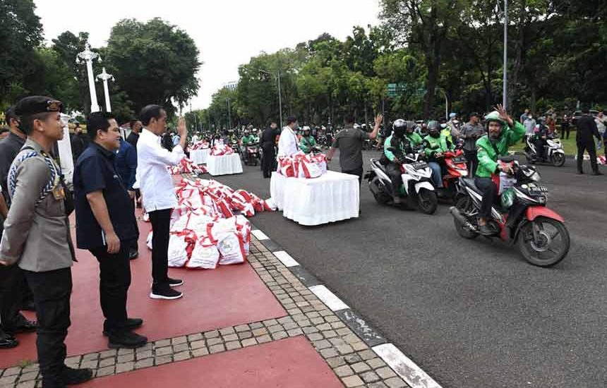 Sembako untuk Ojol di Depan Istana