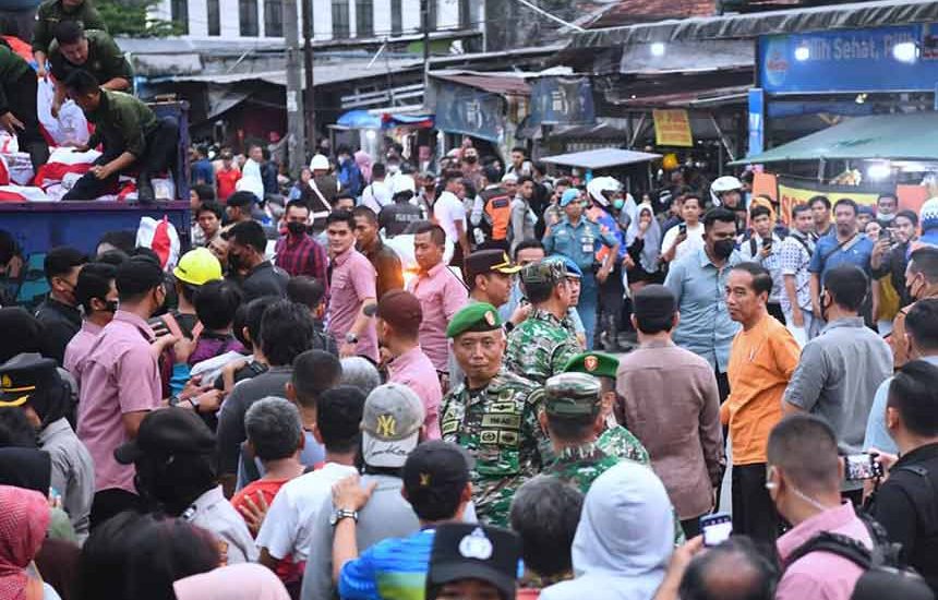 Warga Bogor Antre Sembako Jokowi