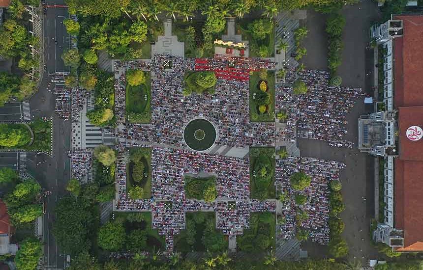 Eri Cahyadi Shalat Id di Taman Surya