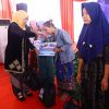 Khofifah Bagikan CSR BUMD Bagi Warga