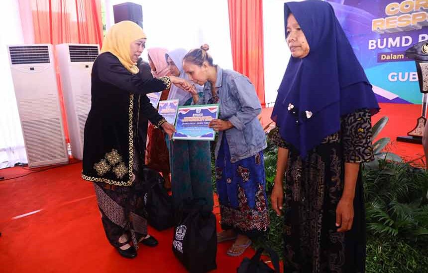 Khofifah Bagikan CSR BUMD Bagi Warga