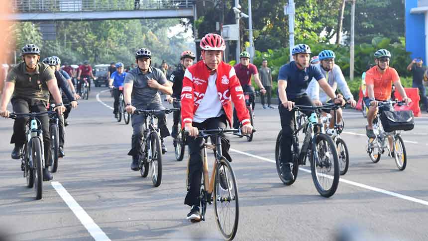 Jokowi Bersepeda di CFD Sudirman-Thamrin