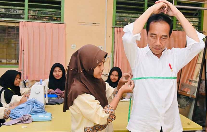 Saat Jokowi Pesan Baju di SMK