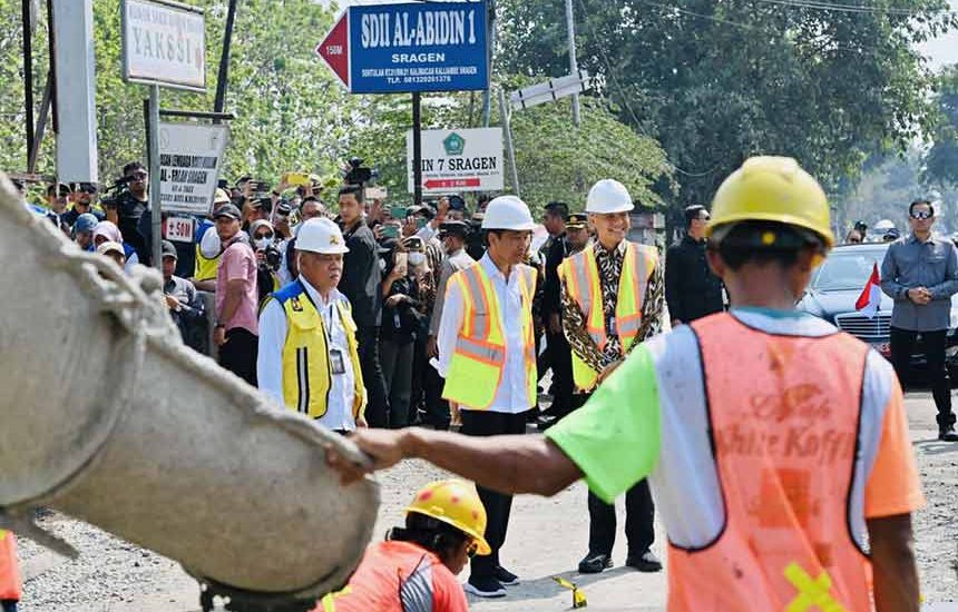 Jokowi Tinjau Rekonstruksi Jalan di Sragen