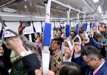 Jokowi Ajak Dubes ASEAN Naik MRT