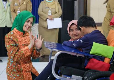 Atikoh Semangati Penyandang Cerebral Palsy