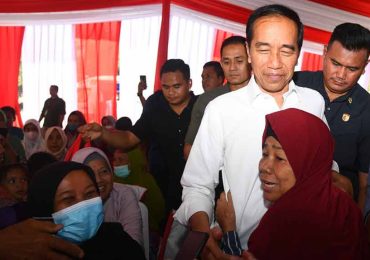 Jokowi Serahkan Bantuan Pangan