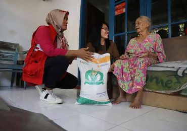 Pemkot Surabaya Salurkan Beras