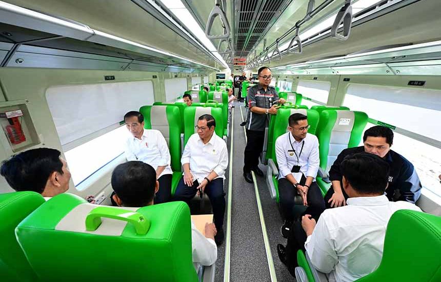 Jokowi Coba Kereta Cepat Jakarta-Bandung