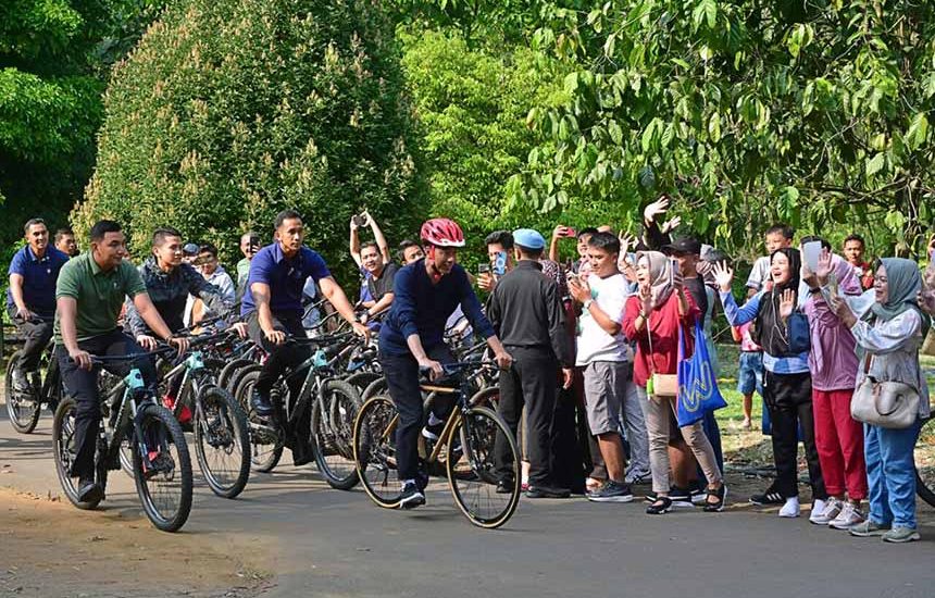 Saat Jokowi Bersepeda Pagi dan Sapa Warga