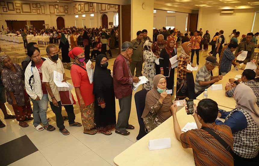 Warga Miskin Surabaya Dapat Alat Usaha