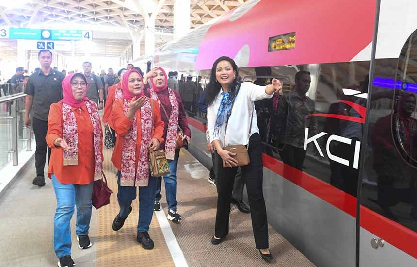 Naik Whoosh, 27 Menit Sampai Bandung