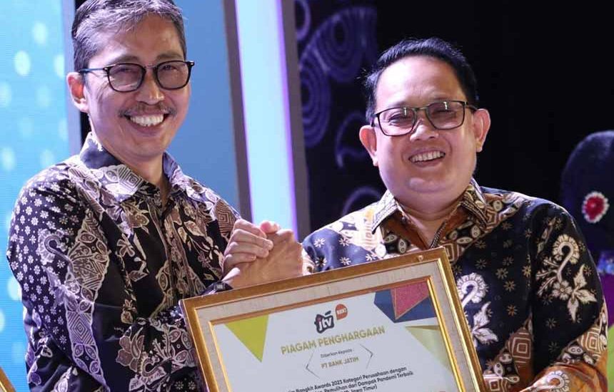 Bank Jatim Terima ‘Jatim Bangkit Awards 2023’