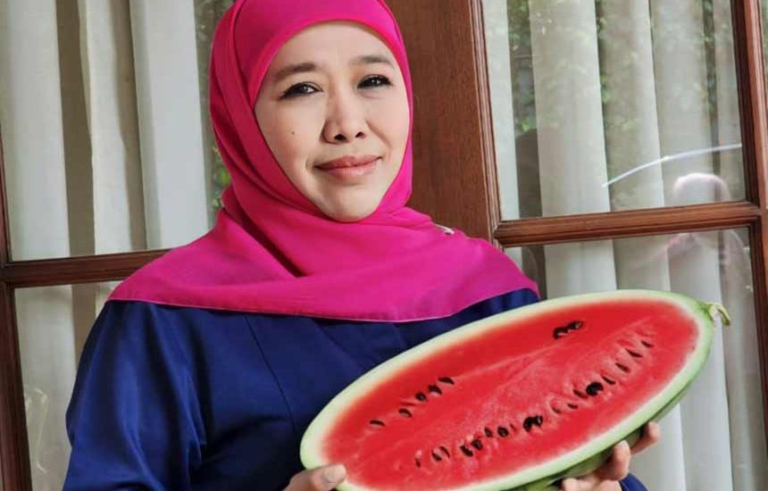 Foto Profil Khofifah Bawa Semangka