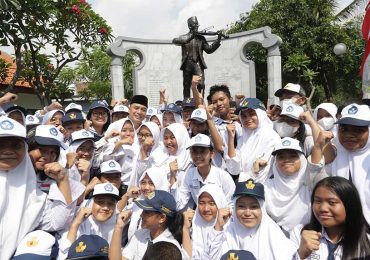 Sehari Berbahasa Inggris di SMP Surabaya