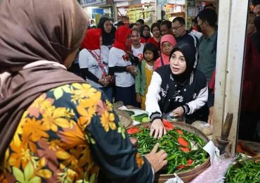 Saat Atikoh Blusukan di Pasar Madiun