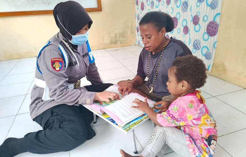 Bantu Mama Papua Melek Aksara