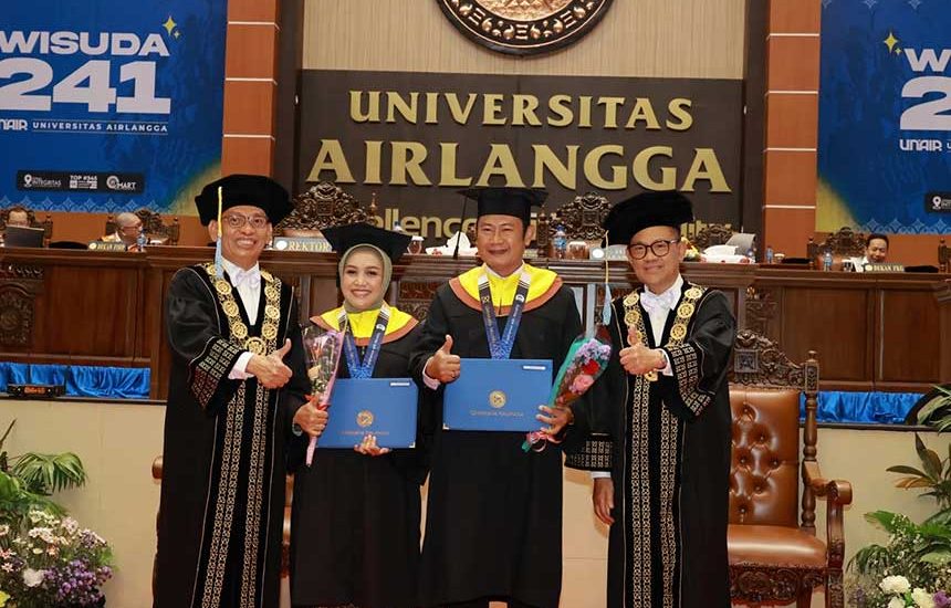 Bupati Lamongan dan istri Wisuda Bareng