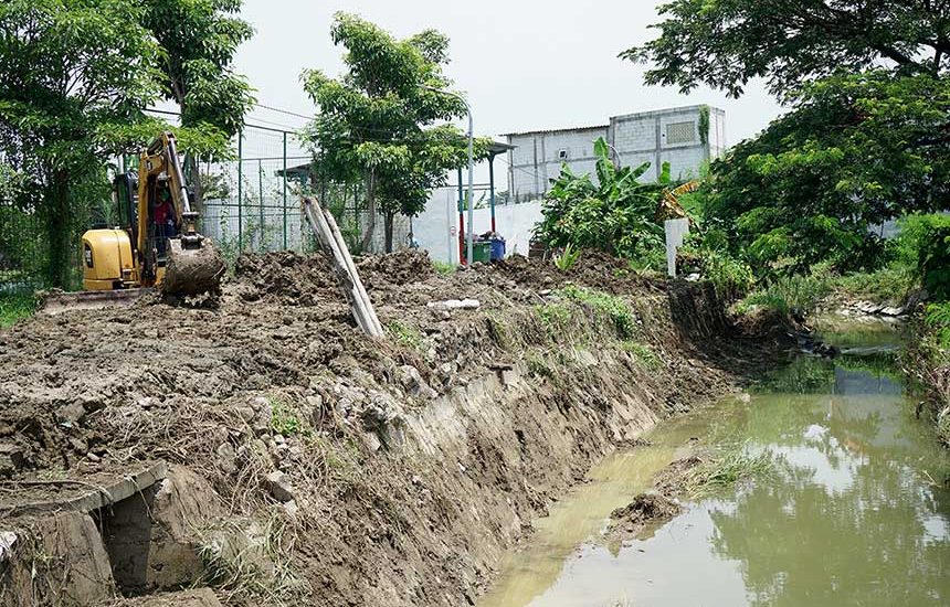 Pemkot Tangani Banjir Surabaya Barat