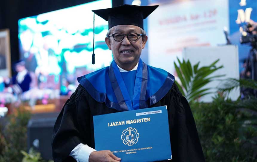 Tamatkan Magister di Usia 60 Tahun