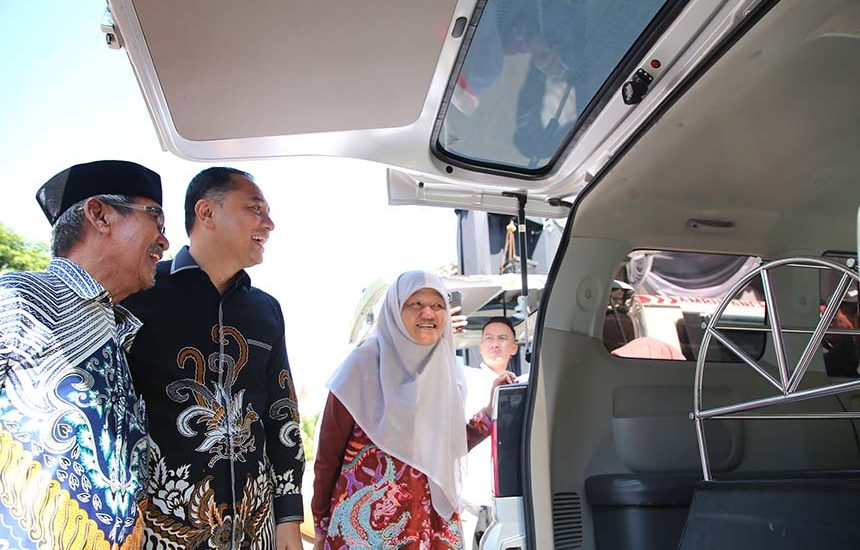 Resmikan ‘1 Kelurahan 1 Ambulans’ di Surabaya